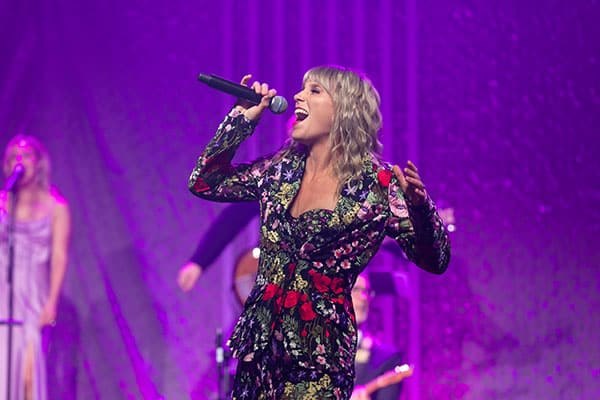 edmonton-event-photographer-erika-noot-rahf-ball Singer Erika Noot performs on stage for guests at the Royal Alex Hospital Foundation Harvest Celebration at the Edmonton Convention Centre